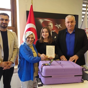 Üniversiteyi Kazanan Odes Çocuklarımıza Bakanımızın Hediyeleri Takdim Edildi - fotoğraf 4