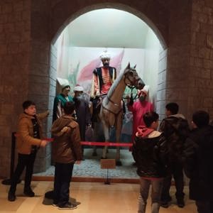 Muharip Gazilerimiz ve Çocuk Evleri Sitelerimizde hizmet alan çocuklarımız ile beraber “Kıbrıs Barış Harekâtı’nın 50’nci Yılı Sergisi” gezisi düzenlenmiştir. - fotoğraf 3