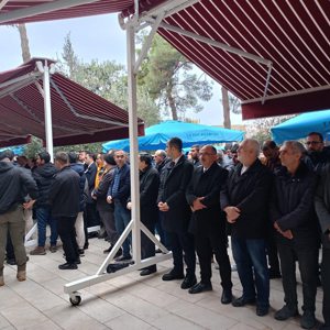 Valimiz sayın Ali Hamza Pehlivan’ın katılımıyla, Muğla İlinde meydana gelen helikopter kazasında hayatını kaybeden E.Plt.Alb. Bayram Çiçek’in Mut İlçesinde ikindi namazına müteakip kılınan cenaze namazından sonra defnedildi. Milletimizin Başı Sağ Olsun. - fotoğraf 1