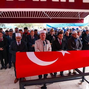 Valimiz sayın Ali Hamza Pehlivan’ın katılımıyla, Muğla İlinde meydana gelen helikopter kazasında hayatını kaybeden E.Plt.Alb. Bayram Çiçek’in Mut İlçesinde ikindi namazına müteakip kılınan cenaze namazından sonra defnedildi. Milletimizin Başı Sağ Olsun. - fotoğraf 2