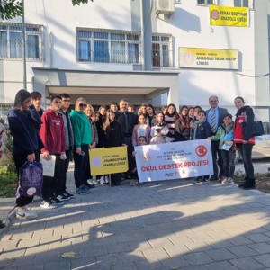 #TarsusSHM ve Okul Destek Projesi kapsamındaki çocuklar, Ayhan Bozpinar Anadolu Lisesi öğrencileri tarafından okul bünyesinde açilan geri dönüşüm atölyesini ziyaret ettiler. Geri dönüşüm malzemelerden hediyelik eşyalari yapan öğrenciler ile keyifli zaman geçirildi. - fotoğraf 2