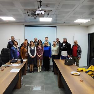 Koruyucu Aile Birimimiz tarafından 4 gün sürecek olan Koruyucu Aile 1. Kademe Eğitiminin ikinci günü tamamlandı.Devletimizin imkanları ve gönlü güzel Koruyucu Ailelerimizin iş birliğiyle çocuklarımız sevgi dolu sıcak yuvalarında yarınlara umutla bakıyor. - fotoğraf 1