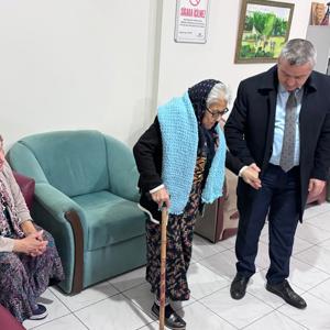 İl müdürümüz Naci YILMAZ  İlçe Protekolünün katılımıyla Silifke Şahin Kebap’ın ikramı olan öğle yemeğinde kıymetli yaşlılarımızla bir araya geldi. - fotoğraf 1