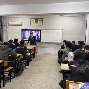 #yenişehirshm vatan kahramanlık buluşmaları kapsamında Yenişehir Mersin Anadolu lisesi öğrenciler ile Kıbrıs gazimiz Fikri KALKAN tarafından söyleşi düzenlendi.. - fotoğraf 2