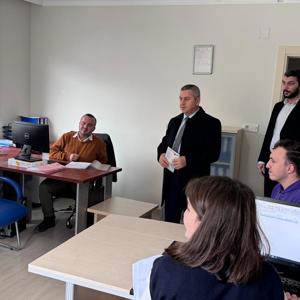 Hizmet kalitemizi ve standardımızı yükseltmek için denetim ve rehberlik çalışmalarımız devam ediyor. Bu kapsamda iI Müdürümüz Naci YILMAZ Silifke Sosyal Hizmet Merkezimizi ziyaret etti. - fotoğraf 1