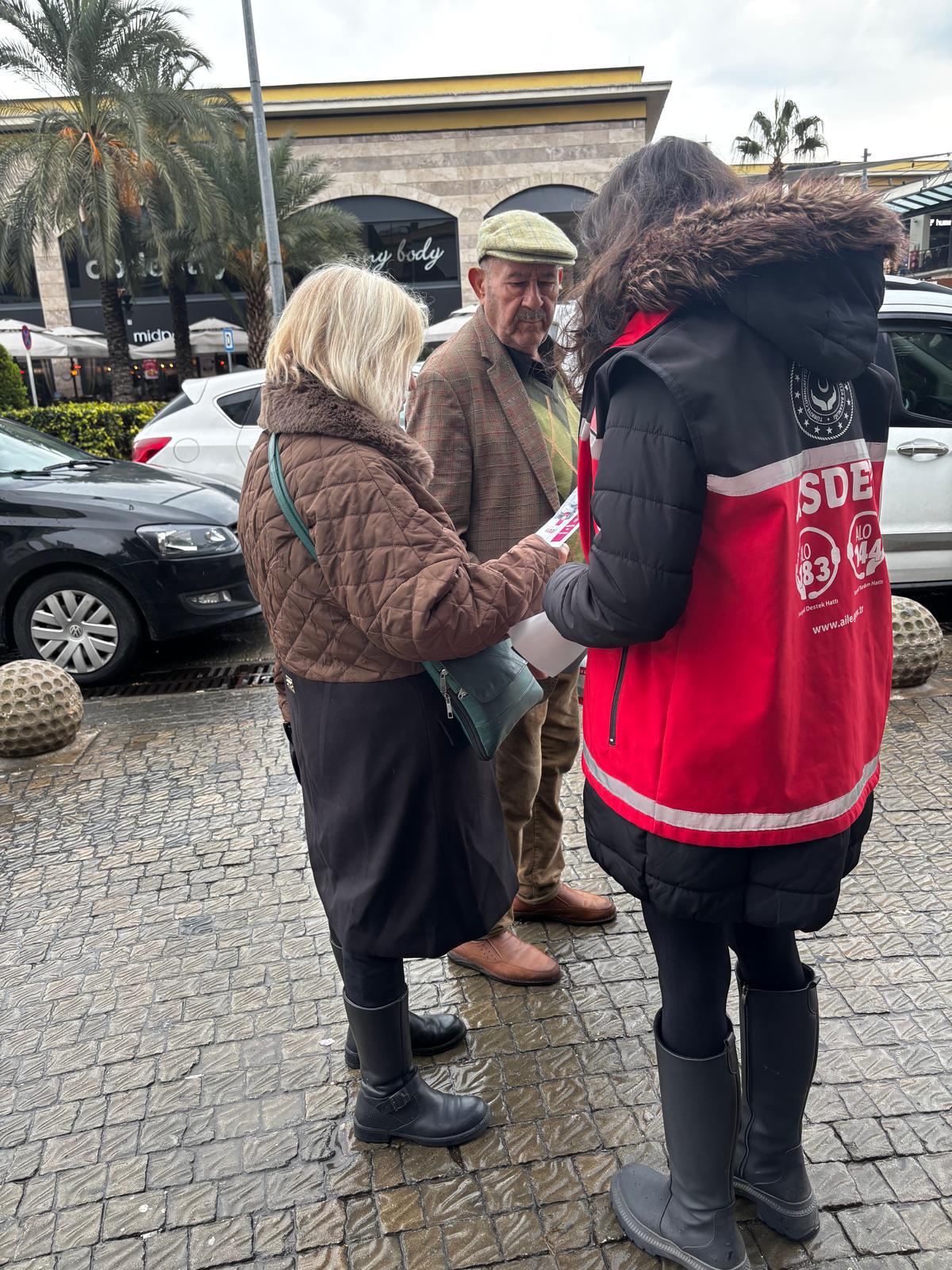 #YenişehirShm Müdürlüğümüz Şiddetle Mücadele İrtibat noktası tarafından Forum alışveriş merkezinde vatandaşlara  “KADES” mobil uygulamasının tanıtımı  yapıldı. “Kadına El Kalkamaz” ve “KADES” konulu broşür dağıtımı gerçekleştirildi. 