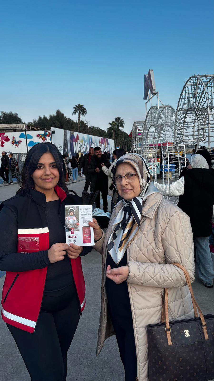 #YenişehirSHM  Müdürlüğümüz Şiddetle Mücadele İrtibat noktası tarafından ilçe sınırlarında vatandaşların yoğunlukla bulunduğu panayır, pazar alanında kadın Vatandaşlara “Kadına El Kalkamaz” ve “KADES” konulu broşür dağıtımı gerçekleştirildi.ALO 183 tanıtımı yapıldı.