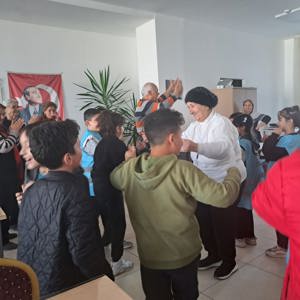İl Müdürlüğümüz Çocuk Hakları İl Çocuk Komitesi çocuklarımız ve Gündüzlü Bakım ve Aktif Yaşam Merkezi yetişkinlerimiz ‘Çocuk Yetişkin Projesi’ kapsamında Yeni Yıl Etkinliğinde bir araya geldiler. - fotoğraf 1
