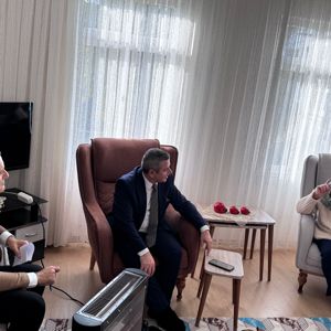 İl Müdürümüz Naci YILMAZ, #Akdeniz ilçemizde ikamet eden ve sosyal hizmet modellerimizden evde bakım hizmetinden yararlanan 80 yaşındaki kıymetli teyzemizi ziyaret ederek sıhhat ve afiyet diledi. - fotoğraf 2