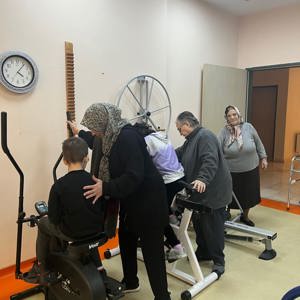 Sultangazi Huzurevi Sakinlerimiz, Bakanlığımızın "Torunum Olur Musun?" Projesi Kapsamında Atatürk Çocuk Evleri Koordinasyon Merkezimizde Çocuklarımız ile Bir Araya Gelmiştir. - fotoğraf 2