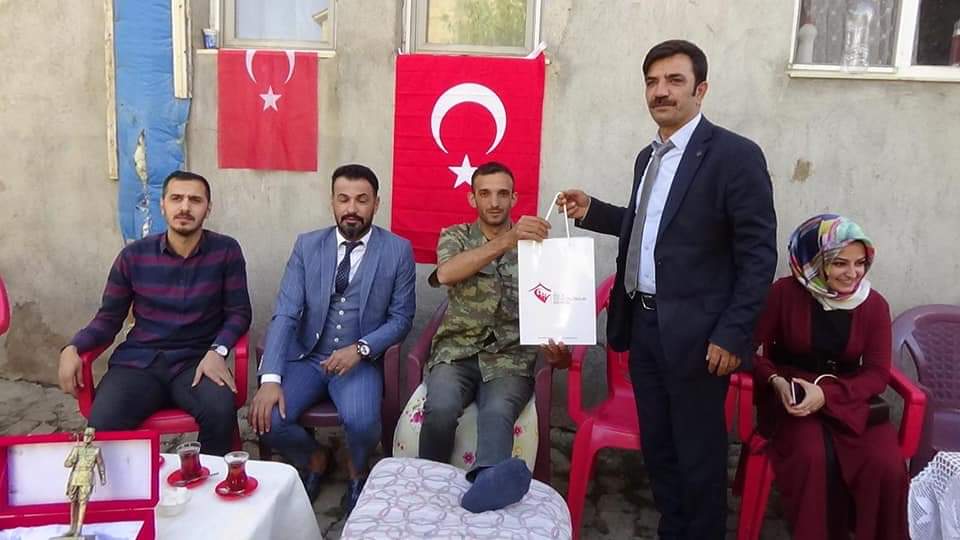 İl Müdür yardımcımız Gökmen OĞRAŞ Barış Pınarı Harekatında yaralanan askerimizi evinde ziyaret etti.