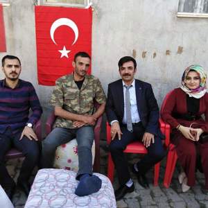İl Müdür yardımcımız Gökmen OĞRAŞ Barış Pınarı Harekatında yaralanan askerimizi evinde ziyaret etti. - fotoğraf 3