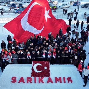 Bakanımız Sayın Mahinur Özdemir Göktaş, Sarıkamış Harekatı'nın 110. yılı anma etkinlikleri kapsamında "Bu toprakta izin var" ve "Türkiye Şehitleriyle Yürüyor" temasıyla gerçekleştirilen yürüyüşe katıldı. - fotoğraf 5