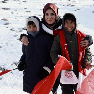 Bakanımız Sayın Mahinur Özdemir Göktaş, Sarıkamış Harekatı'nın 110. yılı anma etkinlikleri kapsamında "Bu toprakta izin var" ve "Türkiye Şehitleriyle Yürüyor" temasıyla gerçekleştirilen yürüyüşe katıldı. - fotoğraf 2