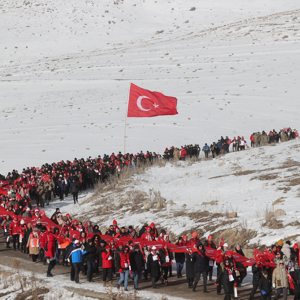 Bakanımız Sayın Mahinur Özdemir Göktaş, Sarıkamış Harekatı'nın 110. yılı anma etkinlikleri kapsamında "Bu toprakta izin var" ve "Türkiye Şehitleriyle Yürüyor" temasıyla gerçekleştirilen yürüyüşe katıldı. - fotoğraf 4
