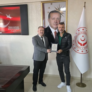 "Cuma Kayık'a İl Müdürümüz tarafından Teşekkür Plaketi takdim edildi." - fotoğraf 2
