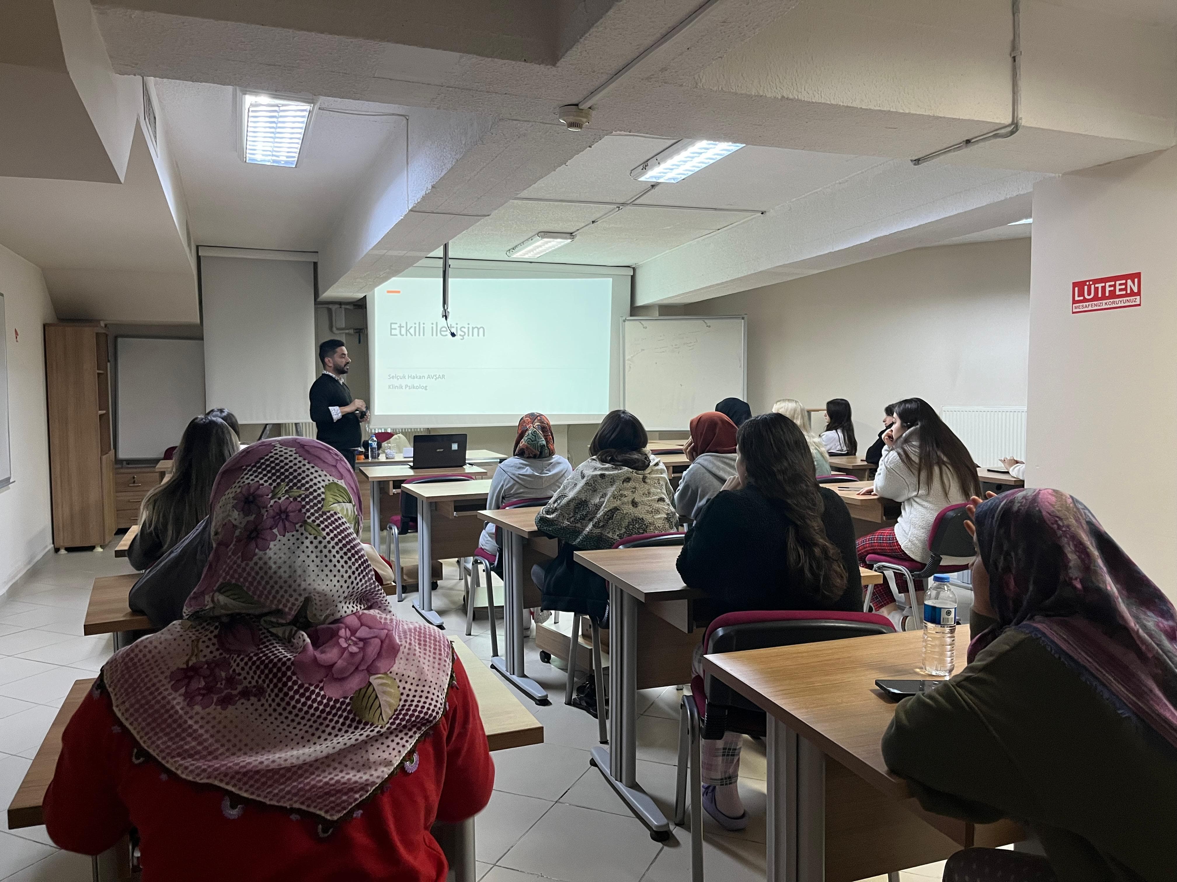 İl Müdürlüğümüze bağlı Sosyal Hizmet Merkezlerimiz tarafından Üniversitelerde öğrenim gören ve KYK yurtlarında kalan öğrencilere yönelik eğitimlerimiz düzenli olarak devam ediyor. 