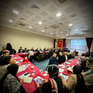İl Müdürümüz Sn. Ömer TURAN başkanlığında, İl Müdür Yardımcılarımız ve Sosyal Hizmet Merkezi Müdürlerimizle değerlendirme toplantısı yapılmıştır. - fotoğraf 2
