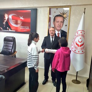 "Bakanlığımızın Hizmet Modellerinden Yararlanan Çocuklarımızdan Hentbol ve Badminton Branşında Dereceye Girenler" - fotoğraf 1