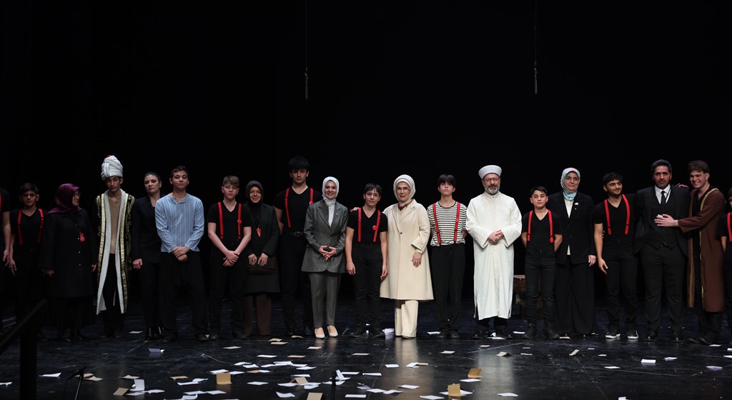 Emine Erdoğan Hanımefendi ve Bakanımız Göktaş, devlet himayesindeki çocukların sahnelediği "Altın Çağ" oyununu izledi