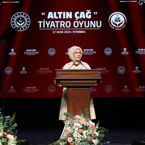 Emine Erdoğan Hanımefendi ve Bakanımız Göktaş, devlet himayesindeki çocukların sahnelediği "Altın Çağ" oyununu izledi - fotoğraf 2