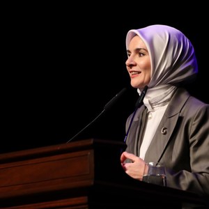 Emine Erdoğan Hanımefendi ve Bakanımız Göktaş, devlet himayesindeki çocukların sahnelediği "Altın Çağ" oyununu izledi - fotoğraf 4
