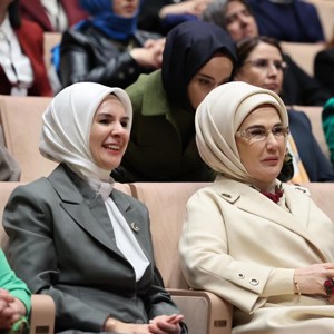 Emine Erdoğan Hanımefendi ve Bakanımız Göktaş, devlet himayesindeki çocukların sahnelediği "Altın Çağ" oyununu izledi - fotoğraf 5