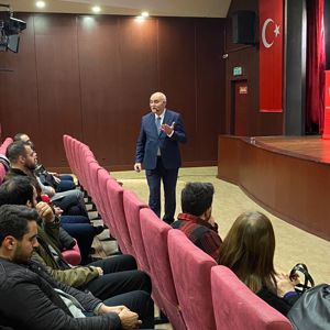 İl Müdürlüğümüz bünyesinde Anadolu ve Avrupa Yakasında görev yapan personelimize Yazar ve Eğitim Uzmanı Arif DEDE tarafından 'Protokol Kuralları ve Kurumsal İletişim' eğitimi verilmiştir. - fotoğraf 1