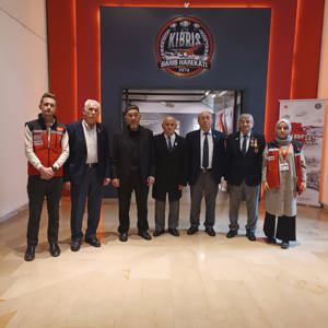 İl Müdürlüğümüz koordinasyonunda çok kıymetli Muharip Gazilerimiz, Şehit yakınlarımız  ile beraber “Kıbrıs Barış Harekâtı’nın 50. Yılı Sergisi” ziyaret edilmiştir. - fotoğraf 11