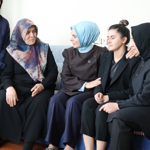 Bakanımız Sayın Mahinur Özdemir Göktaş, vefat eden 15 Temmuz Gazimizin Çankırı’da ikamet eden kıymetli ailesine taziye ziyaretinde bulundu. - fotoğraf 1