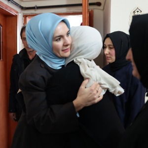 Bakanımız Sayın Mahinur Özdemir Göktaş, vefat eden 15 Temmuz Gazimizin Çankırı’da ikamet eden kıymetli ailesine taziye ziyaretinde bulundu. - fotoğraf 3