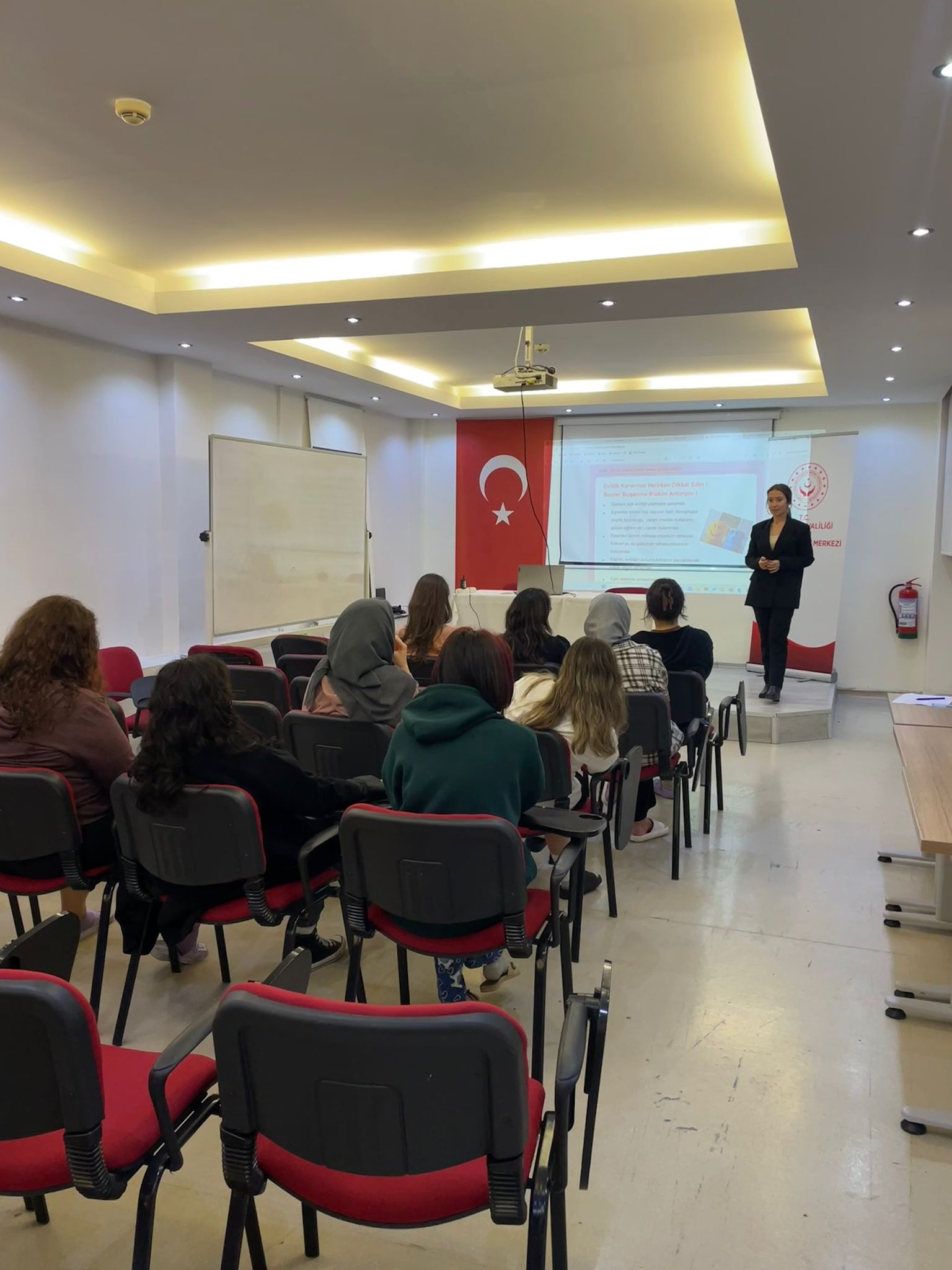 İl Müdürlüğümüze bağlı Sosyal Hizmet Merkezlerimiz tarafından Üniversitelerde öğrenim gören ve KYK yurtlarında kalan öğrencilere yönelik eğitimlerimiz düzenli olarak devam ediyor. 