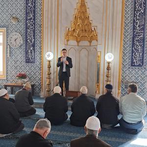Sosyal Hizmet Merkezlerimiz tarafından ilimiz genelindeki camilerde cuma namazı öncesi koruyucu ve önceliyici hizmetlerimiz kapsamında farkındalık eğitimlerimiz devam ediyor. - fotoğraf 2