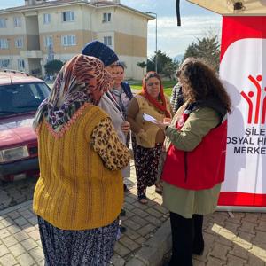 Mobil sosyal hizmet noktalarında koruyucu ve önleyici sosyal hizmet modelleri, şikayet mekanizmaları hakkında farkındalık oluşturmuş, bilgilendirme ve broşür dağıtımı gerçekleştirilmiştir. - fotoğraf 3