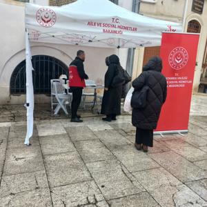Mobil sosyal hizmet noktalarında koruyucu ve önleyici sosyal hizmet modelleri, şikayet mekanizmaları hakkında farkındalık oluşturmuş, bilgilendirme ve broşür dağıtımı gerçekleştirilmiştir. - fotoğraf 8