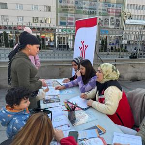 Mobil sosyal hizmet noktalarında koruyucu ve önleyici sosyal hizmet modelleri, şikayet mekanizmaları hakkında farkındalık oluşturmuş, bilgilendirme ve broşür dağıtımı gerçekleştirilmiştir. - fotoğraf 2