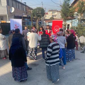 Mobil sosyal hizmet noktalarında koruyucu ve önleyici sosyal hizmet modelleri, şikayet mekanizmaları hakkında farkındalık oluşturmuş, bilgilendirme ve broşür dağıtımı gerçekleştirilmiştir. - fotoğraf 6