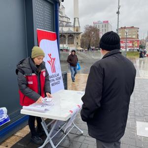 Mobil sosyal hizmet noktalarında koruyucu ve önleyici sosyal hizmet modelleri, şikayet mekanizmaları hakkında farkındalık oluşturmuş, bilgilendirme ve broşür dağıtımı gerçekleştirilmiştir. - fotoğraf 4