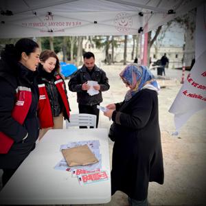 2025 Aile Yılı kapsamında “Ailemiz Geleceğimiz” konu başlığında tanıtım ve bilgilendirme faaliyetleri İl Müdürümüz Sn. Ömer TURAN 'ın katılımı ile gerçekleştirilmiştir. - fotoğraf 4