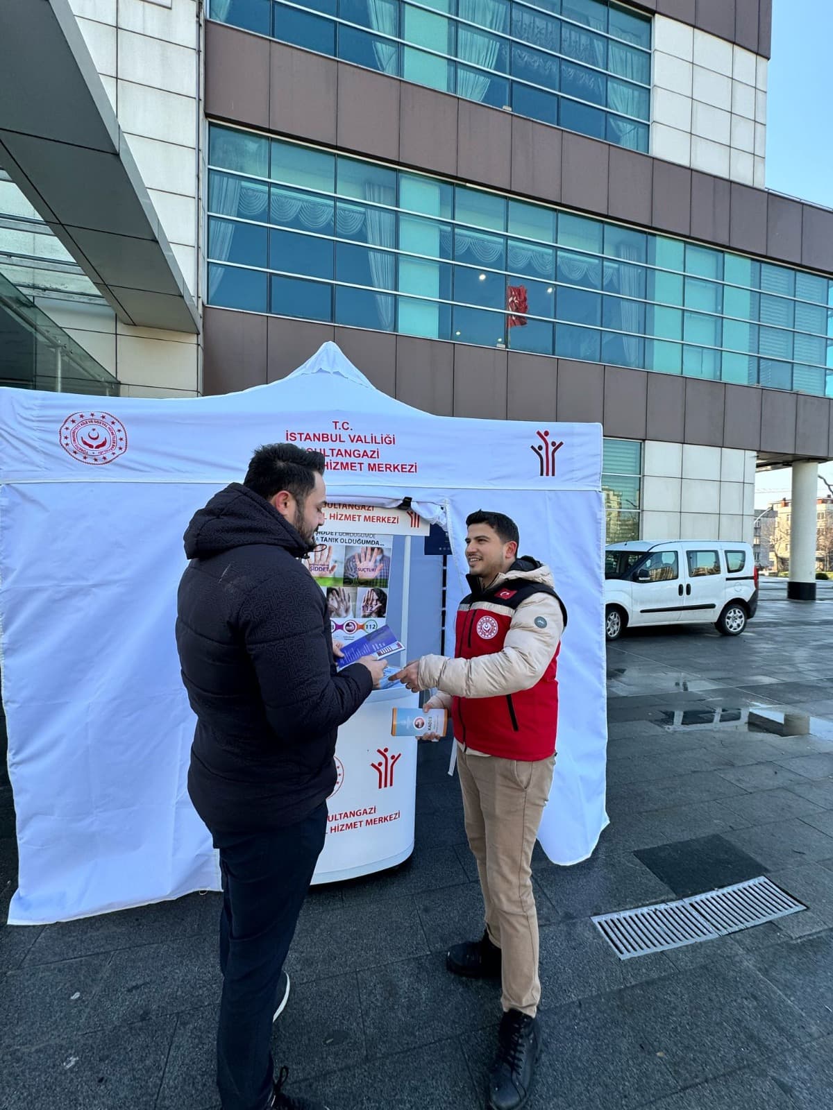 Sahaya çıkan ekiplerimiz mobil sosyal hizmet noktalarında koruyucu ve önleyici sosyal hizmet modelleri, şikayet mekanizmaları hakkında, bilgilendirme ve broşür dağıtımı gerçekleştirilmiştir.