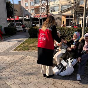 Sahaya çıkan ekiplerimiz mobil sosyal hizmet noktalarında koruyucu ve önleyici sosyal hizmet modelleri, şikayet mekanizmaları hakkında, bilgilendirme ve broşür dağıtımı gerçekleştirilmiştir. - fotoğraf 5