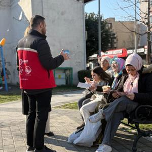 Sahaya çıkan ekiplerimiz mobil sosyal hizmet noktalarında koruyucu ve önleyici sosyal hizmet modelleri, şikayet mekanizmaları hakkında, bilgilendirme ve broşür dağıtımı gerçekleştirilmiştir. - fotoğraf 2