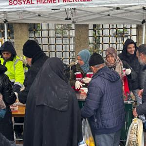 Sahaya çıkan ekiplerimiz mobil sosyal hizmet noktalarında koruyucu ve önleyici sosyal hizmet modelleri, şikayet mekanizmaları hakkında, bilgilendirme ve broşür dağıtımı gerçekleştirilmiştir. - fotoğraf 4