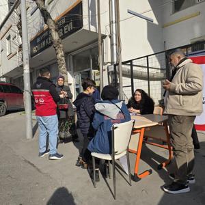Sahaya çıkan ekiplerimiz mobil sosyal hizmet noktalarında koruyucu ve önleyici sosyal hizmet modelleri, şikayet mekanizmaları hakkında, bilgilendirme ve broşür dağıtımı gerçekleştirilmiştir. - fotoğraf 3