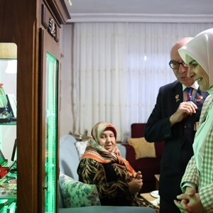 Aile ve Sosyal Hizmetler Bakanımız Göktaş'tan evliliklerinin 50. yılını kutlayan Küçük çiftine sürpriz ziyaret - fotoğraf 5