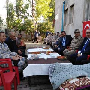 Sayın Valimiz Doç.Dr. İlker GÜNDÜZÖZ,İl Müdürümüz Abdulbari AKSOY ve kurum amirleriyle birlikte Pınar Barışı Harekatında yaralanan hemşehrimiz Uzman Onbaşı Muharrem ÇELİK'i baba evinde ziyaret ettiler. - fotoğraf 1