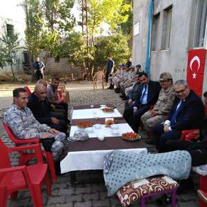 Sayın Valimiz Doç.Dr. İlker GÜNDÜZÖZ,İl Müdürümüz Abdulbari AKSOY ve kurum amirleriyle birlikte Pınar Barışı Harekatında yaralanan hemşehrimiz Uzman Onbaşı Muharrem ÇELİK'i baba evinde ziyaret ettiler. - fotoğraf 5