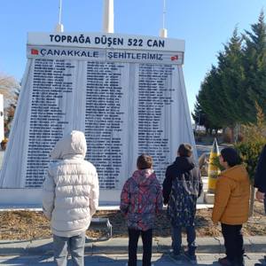 Çocuklarımızla Miraç kandili vesilesiyle şehitliği ziyaret ederek şehitlerimize dua ettik - fotoğraf 3