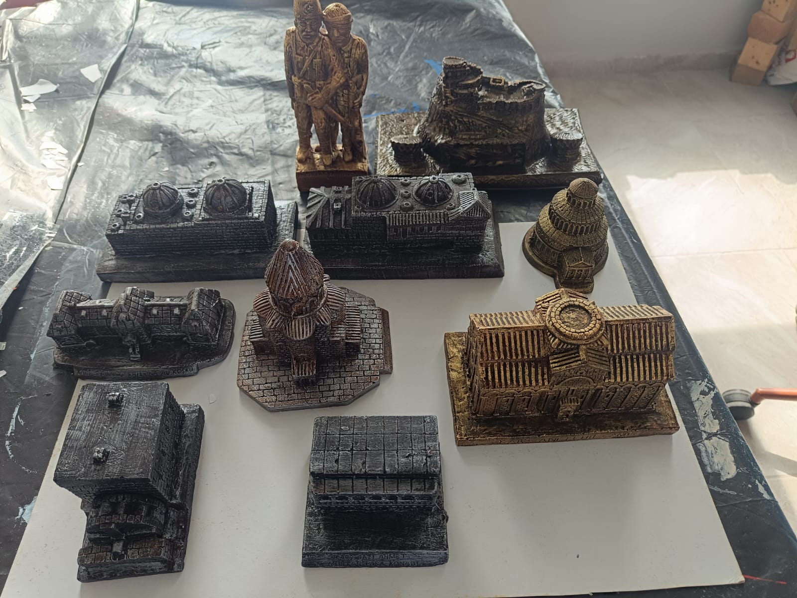 Kars Gündüz Engelli Bakım Merkezinden hizmet almakta olan engelli bireyler tarafından silikon kalıp ve taş tozu kullanılarak Kars'ın tarihi mimari yapıları yapıldı.