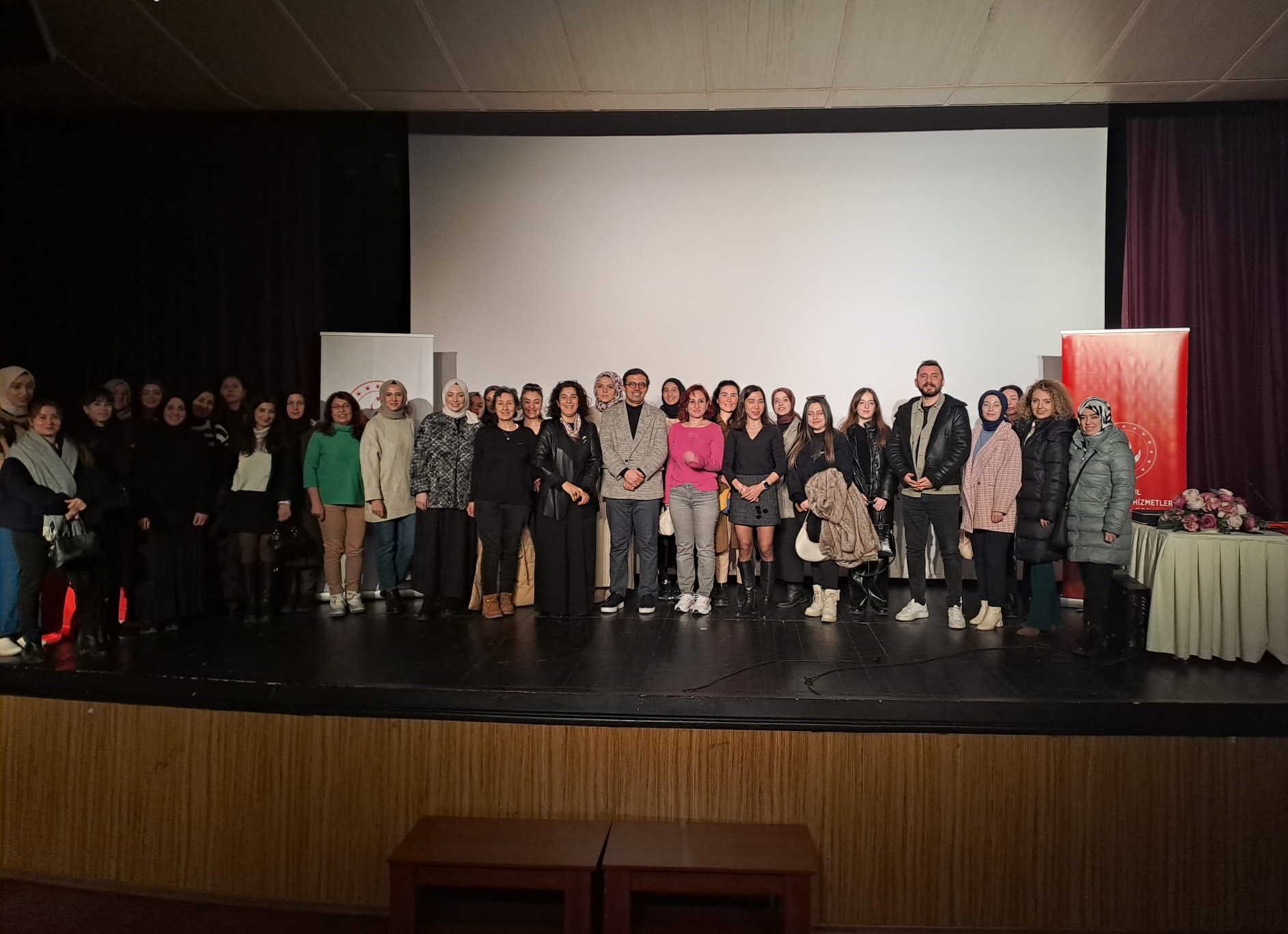 2025 Aile Yılı kapsamında; Çocuk alanında hizmet veren kuruluşlarımızda görev alan personele yönelik “Travmatik Olaylar Sonrası Çocuklar ile İletişim” konulu eğitim gerçekleştirilmiştir.